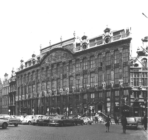 Zicht op de Grote Markt: ensemble van corporatieve huizen, achter een gemeenschappelijke facade