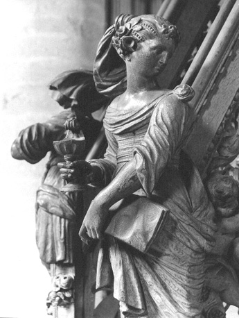 Preekstoel, detail: vrouwenfiguur
