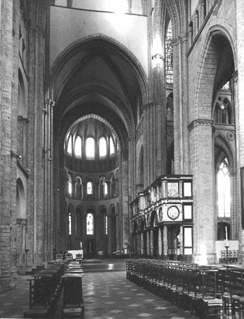 Zicht op noordelijk transept; rechts: oksaal