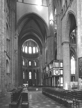 Zicht op noordelijk transept; rechts: oksaal