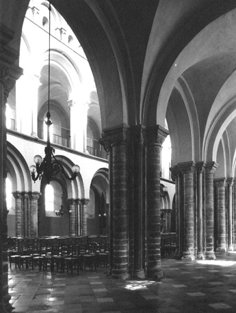 Interieur van kathedraal: schip en zijbeuken
