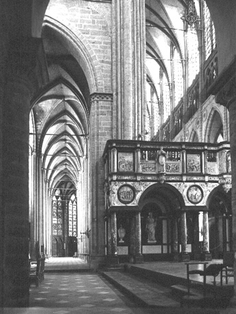 Zicht op oksaal (noordelijk deel) en kooromgang vanuit het westen