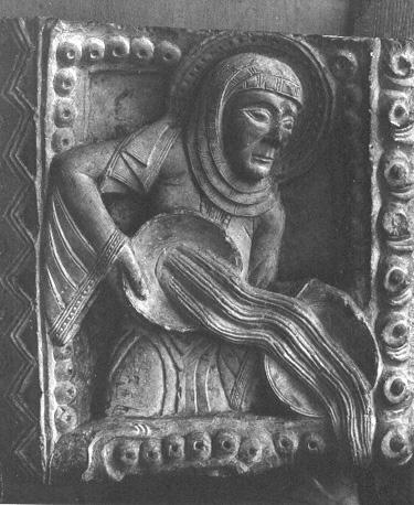 Schatkamer van de kathedraal: fragment van voussure van het romaanse portaal in voormalige facade: dierenriemteken van Aquarius