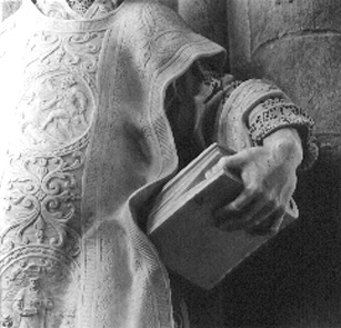 Standbeeld: sint Piatus van Tournai, detail: linkerhand met boek