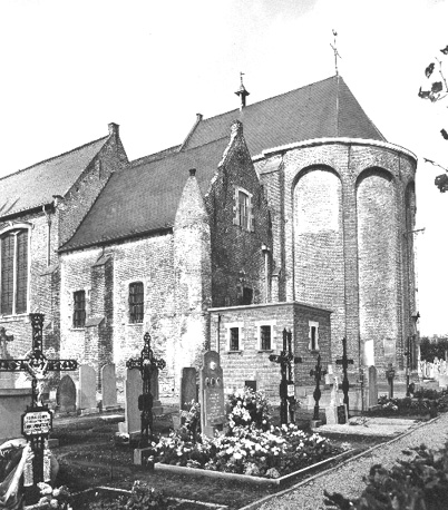Koor vanuit het zuidoosten; begraafplaats op voorgrond
