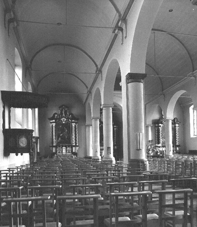 Noordelijke zijbeuk vanuit het westen