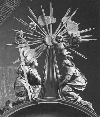 Beeldengroep: twee knielende (vrouwelijke) figuren; stralenkrans, putti en wolken op de achtergrond