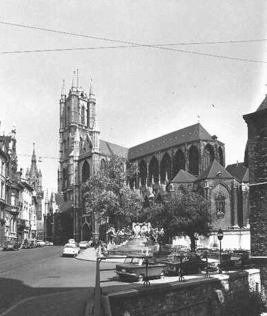 Zicht op koor, zuidelijk transept en westtoren vanuit het zuidoosten; op voorgrond: beeldengroep van de gebroeders Van Eyck