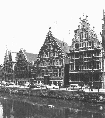 Van rechts naar links: gotische, renaissance en romaanse huizen