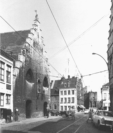 Vismarkthallen in Geldmuntersstraat; op de achtergrond het 'Gravensteen'