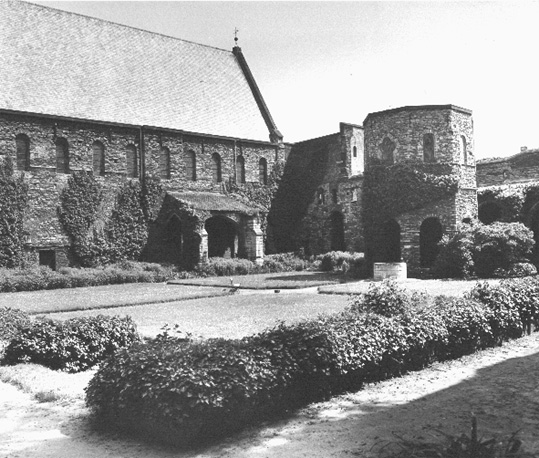 Kloosterhof met zicht op lavatorium aan oostelijke kloostergang