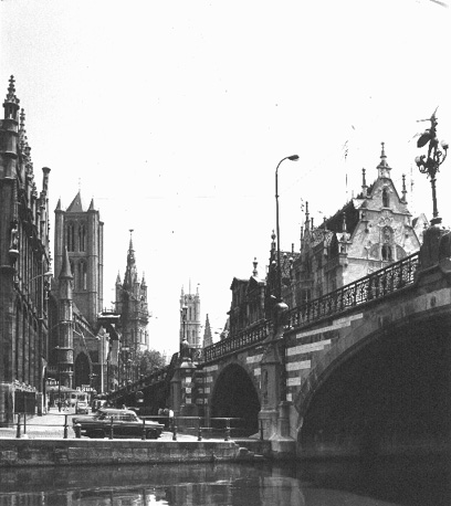 Centrum van Gent gezien vanaf de Graslei, met de torens van de Sint-Niklaas, het Belfort en de Sint-Baafs (van links naar rechts)