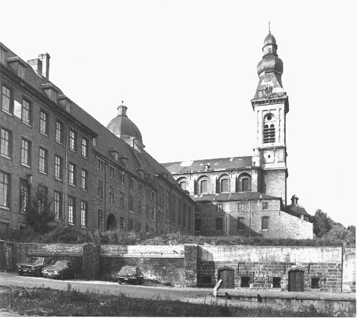Zicht op voormalige abdij (links) en Onze Lieve Vrouw- en Sint Pieterskerk vanuit het zuiden