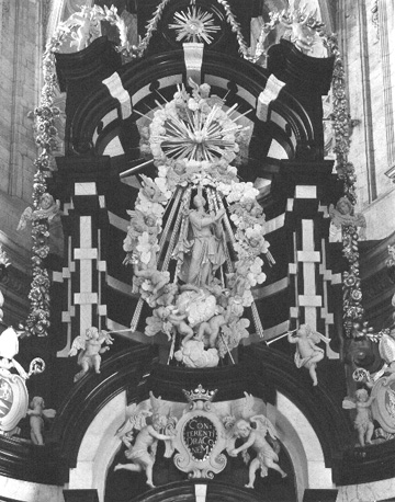 Koor, hoofdaltaar, detail: Maria staande op een draak, omgeven door cherubijnen en putti