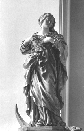 Hoofdaltaar, detail: Maria staande op een maansikkel (deels) / slang (deels)