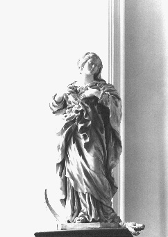 Hoofdaltaar, detail: Maria staande op een maansikkel (deels) / slang (deels)