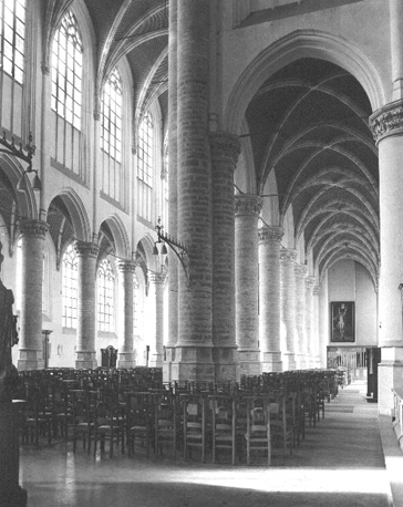 Noordelijke zijbeuk en middenschip vanuit het oosten