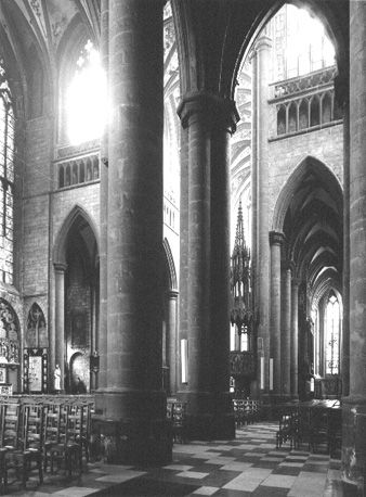 Zicht op zuidelijke kooromgang, viering en noordelijk transept vanuit het zuidwesten