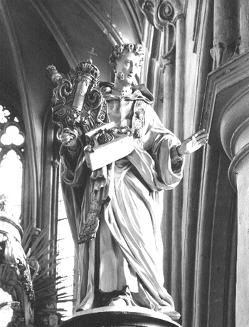 Rechts van hoofdaltaar, standbeeld: dominikaanse heilige (sint Thomas van Aquino?)