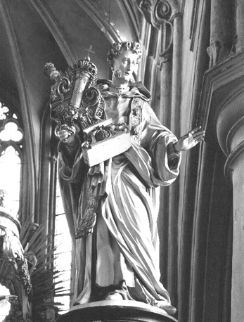 Rechts van hoofdaltaar, standbeeld: dominikaanse heilige (sint Thomas van Aquino?)