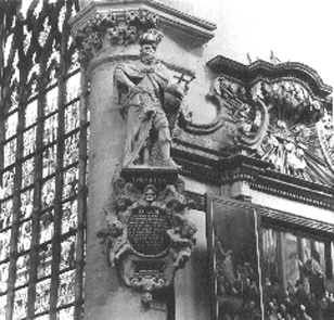 Beeld aan zuil: sint Henricus II van Duitsland, boven epitaaf van Henrick de Pooter