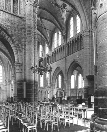 Koor en viering vanuit het noorder-transept (noordwesten)