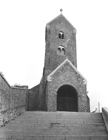 Westfacade van kerk: toren en portaal