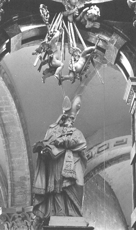 Koor, hoofdaltaar, detail (rechts): beeld (Kerkvader?)