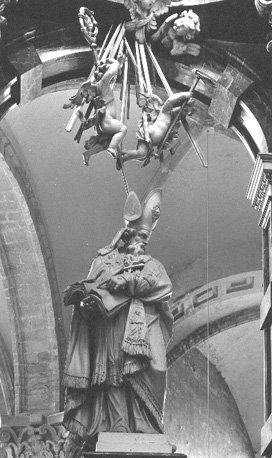 Koor, hoofdaltaar, detail (rechts): beeld (Kerkvader?)