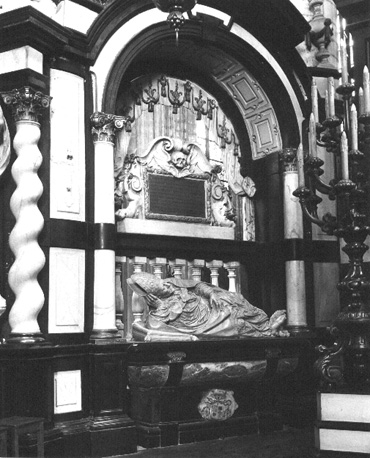 Koor, Grafmonument van aartsbisschop  Matthias Hovius
