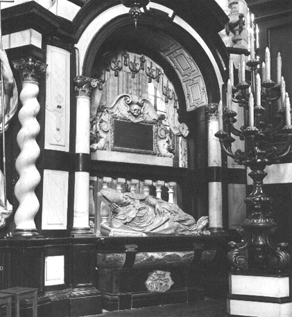 Koor, Grafmonument van aartsbisschop  Matthias Hovius