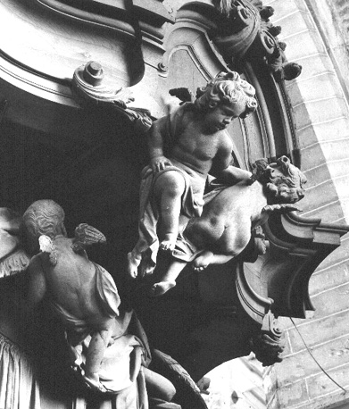 Preekstoel, baldakijn, detail: engelen ('putti')