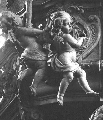 Preekstoel, baldakijn, detail: engelen ('putti')