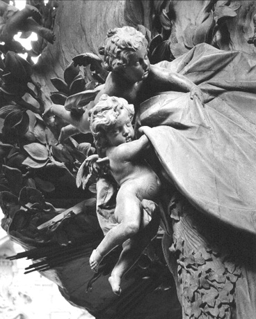 Kansel, baldakijn (achterkant): twee engeltjes ('putti')
