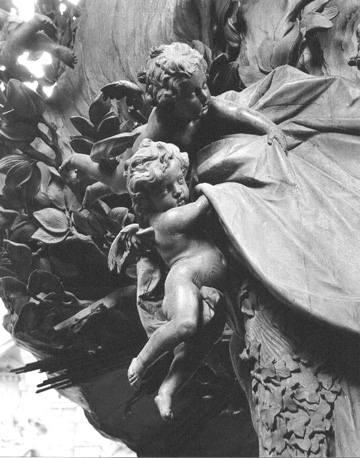 Kansel, baldakijn (achterkant): twee engeltjes ('putti')