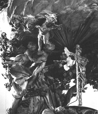 Kansel, baldakijn (voorkant): engeltjes ('putti'), crucifix en duif