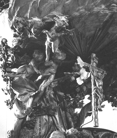 Kansel, baldakijn (voorkant): engeltjes ('putti'), crucifix en duif