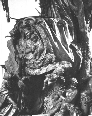 Kansel, detail: Maria met Christuskind