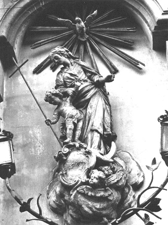 Maria met Christuskind staand op een maansikkel; duif boven haar; twee straatlampen