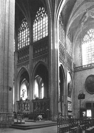 Zuider transept en blik in het koor vanuit het noorden
