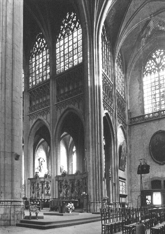 Zuider transept en blik in het koor vanuit het noorden