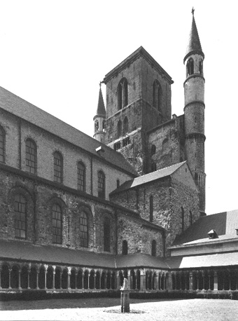 Kloosterhof en kloostergangen aan noordzijde van kerk