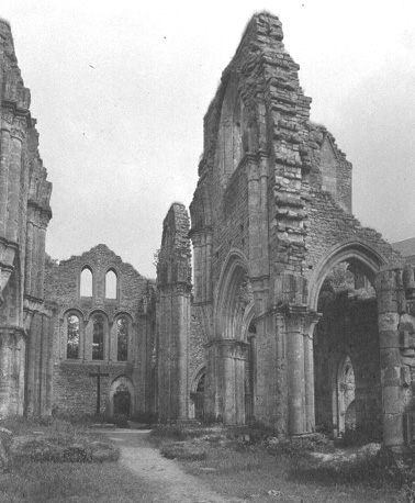 Ruïnes van de abdijkerk vanuit het westen