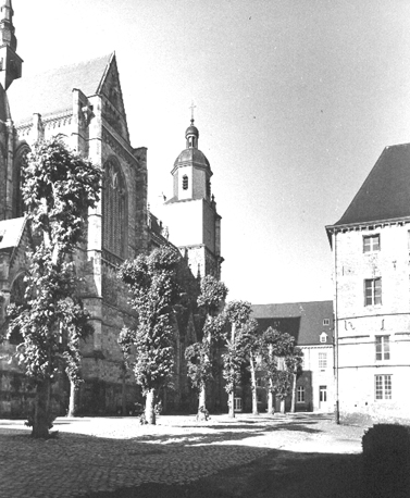 Noorder transept en toren vanuit het noordoosten