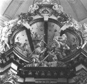 Koor, hoofdaltaar, detail: bovenste deel: Kroning van sint Barbara in de hemel