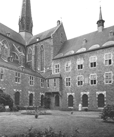 Kloosterhof, zuidelijke zijbeuk en zuider transept van kerk, vanuit het zuidwesten