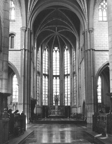 Zicht op koor vanuit het westen