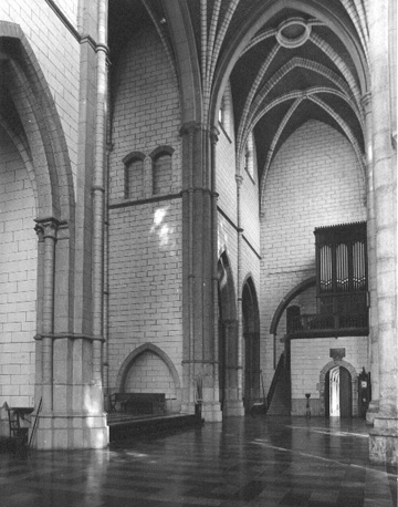 Zicht op zuider transept vanuit de viering