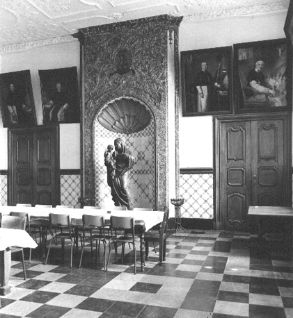 Refter; in de schoorsteen een beeld 'Madonna de l'école'; aan de muur portretten van abten