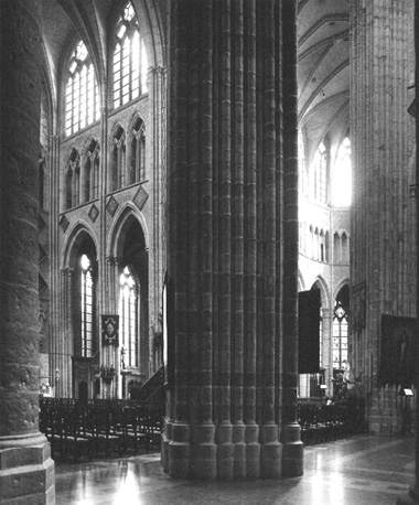 Op de voorgrond: bundelpijler in zuidelijke zijbeuk; op de achtergrond, links: zicht op noorder transept, rechts: zicht op koor, vanuit het zuidwesten